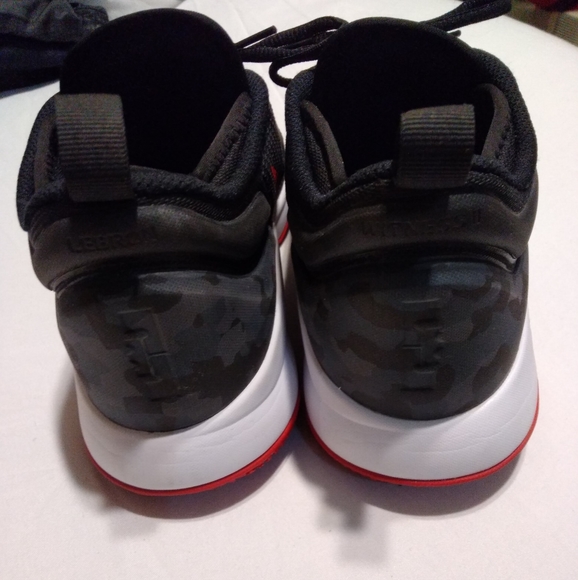 Labron James "Witness"  size 11 black and red basketball shoe - Picture 5 of 7